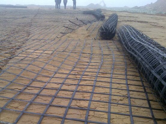 鋼塑土工格柵現(xiàn)場