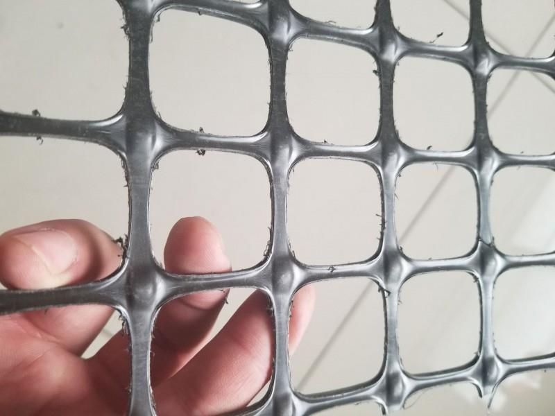 塑料土工格柵接觸面的變形模式